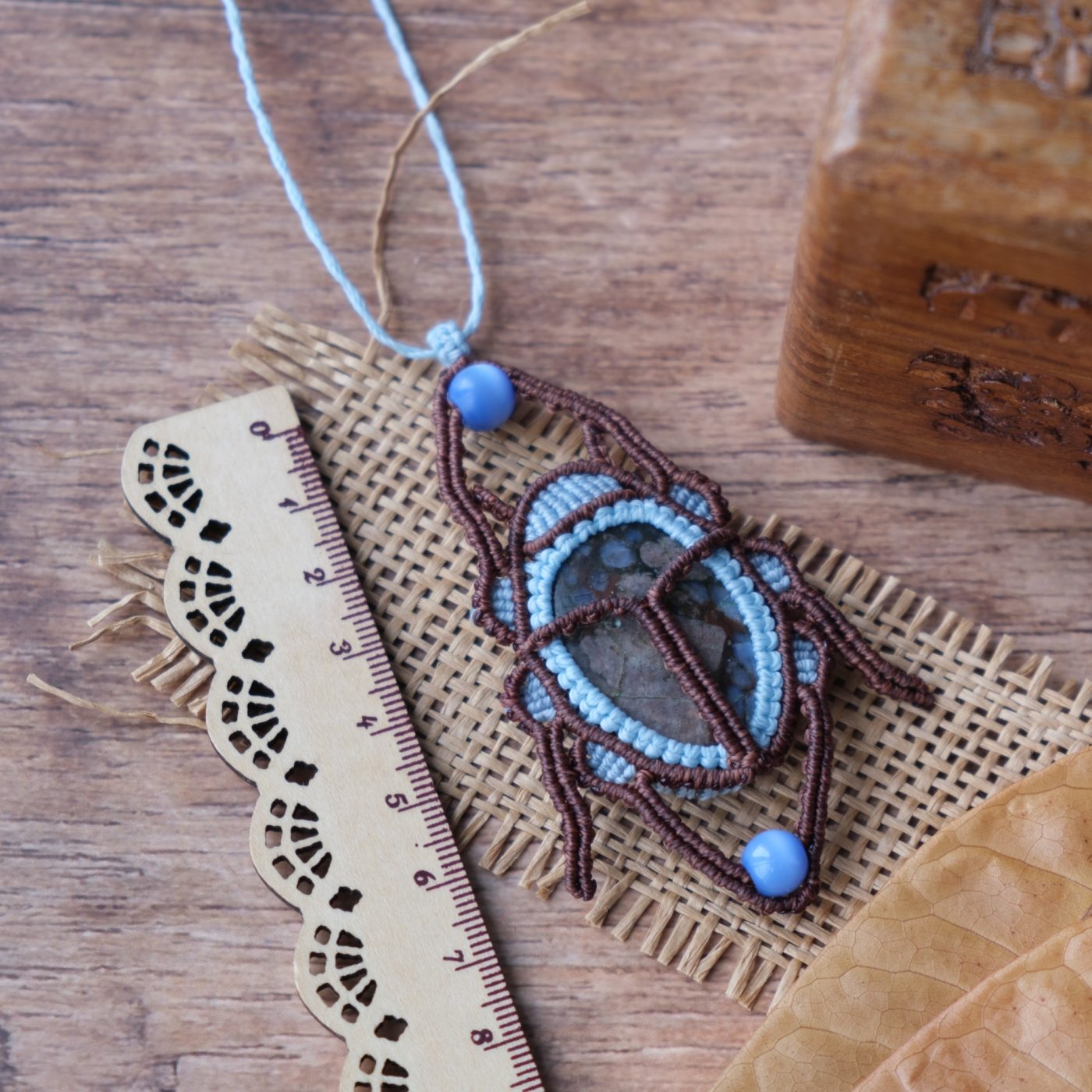 Skarabäus 'Ville' - Makramee Kettenanhänger als Skarabäus mit pinker Que Sera eingefasst Skarabäus 'Ville' - Makramee Kettenanhänger als Skarabäus mit pinker Que Sera eingefasst