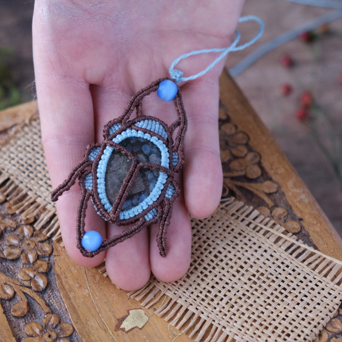 Skarabäus 'Ville' - Makramee Kettenanhänger als Skarabäus mit pinker Que Sera eingefasst Skarabäus 'Ville' - Makramee Kettenanhänger als Skarabäus mit pinker Que Sera eingefasst