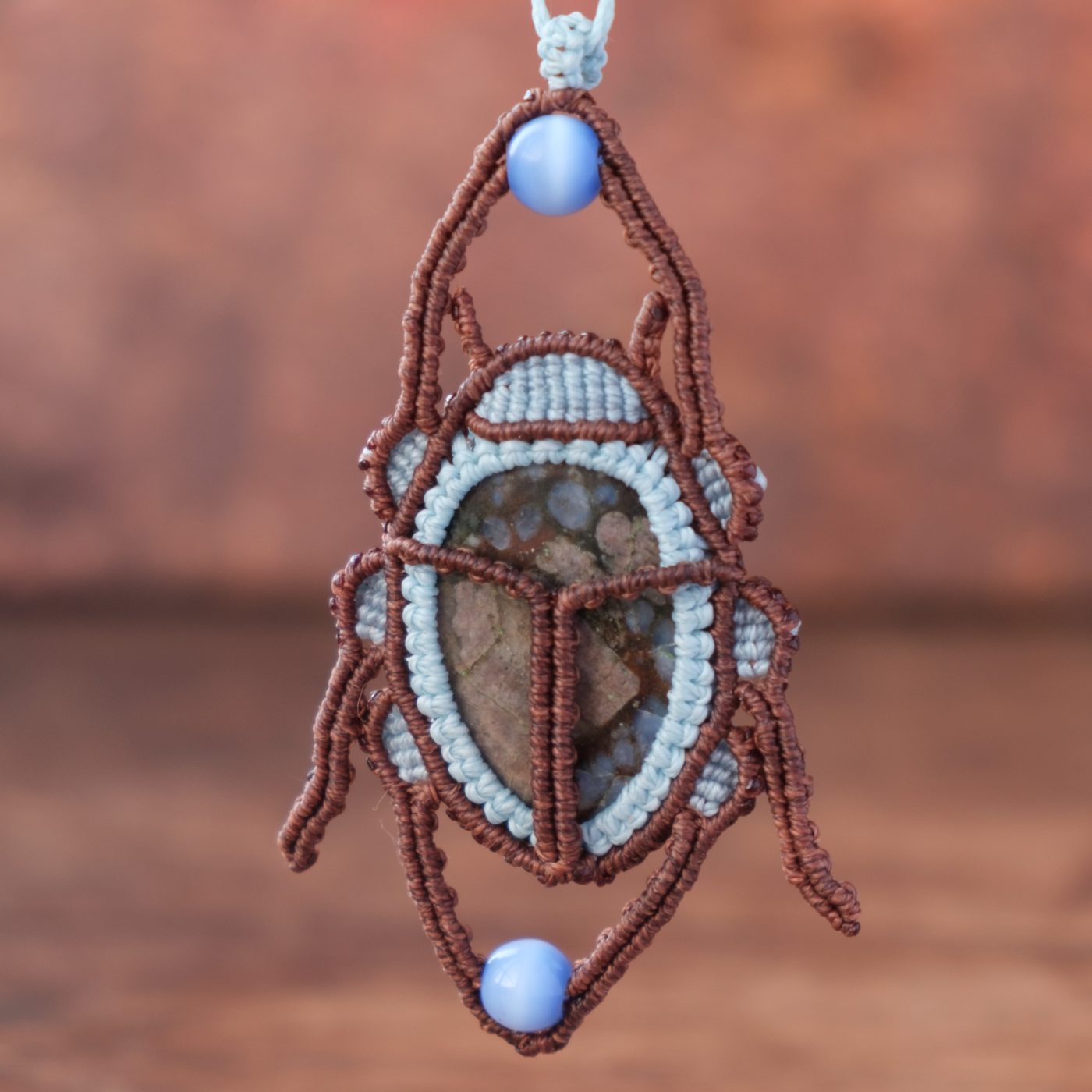 Skarabäus 'Ville' - Makramee Kettenanhänger als Skarabäus mit pinker Que Sera eingefasst Skarabäus 'Ville' - Makramee Kettenanhänger als Skarabäus mit pinker Que Sera eingefasst