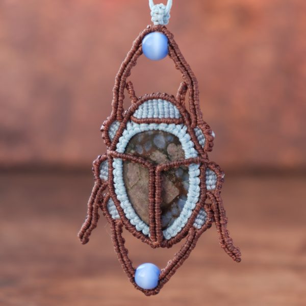 Skarabäus 'Ville' - Makramee Kettenanhänger als Skarabäus mit pinker Que Sera eingefasst Skarabäus 'Ville' - Makramee Kettenanhänger als Skarabäus mit pinker Que Sera eingefasst