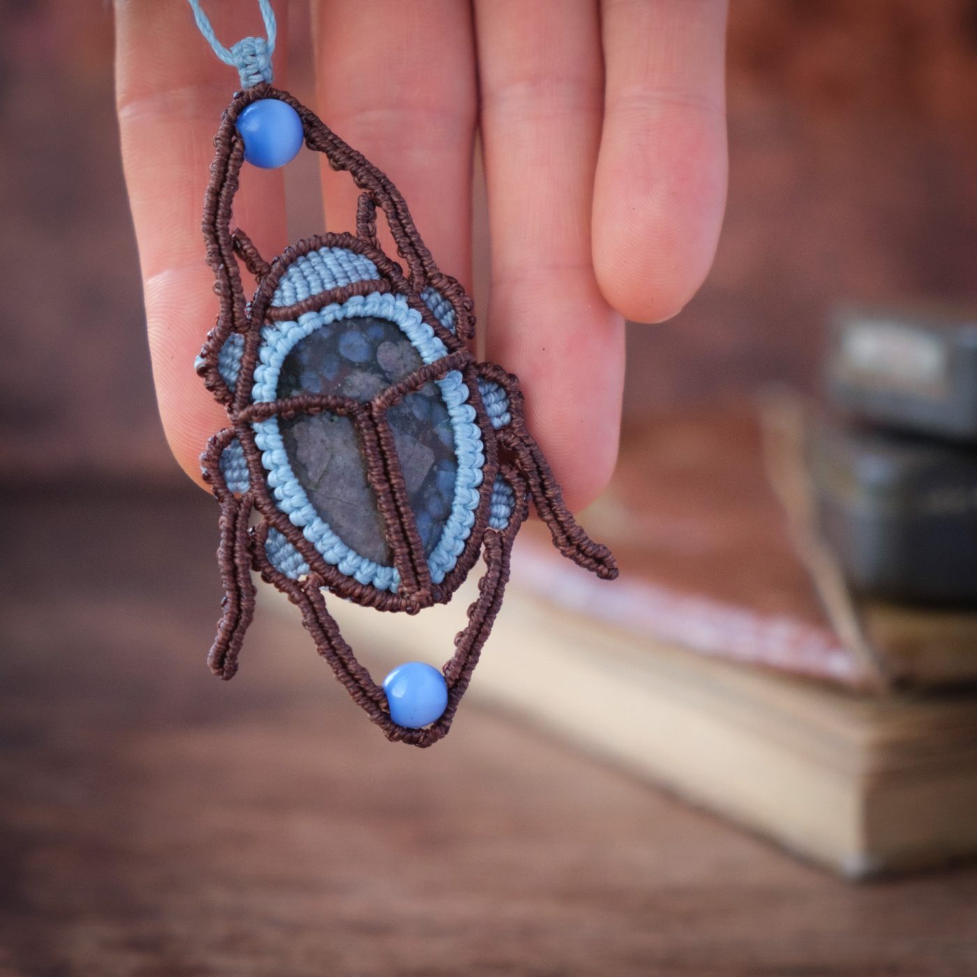 Skarabäus 'Ville' - Makramee Kettenanhänger als Skarabäus mit pinker Que Sera eingefasst Skarabäus 'Ville' - Makramee Kettenanhänger als Skarabäus mit pinker Que Sera eingefasst