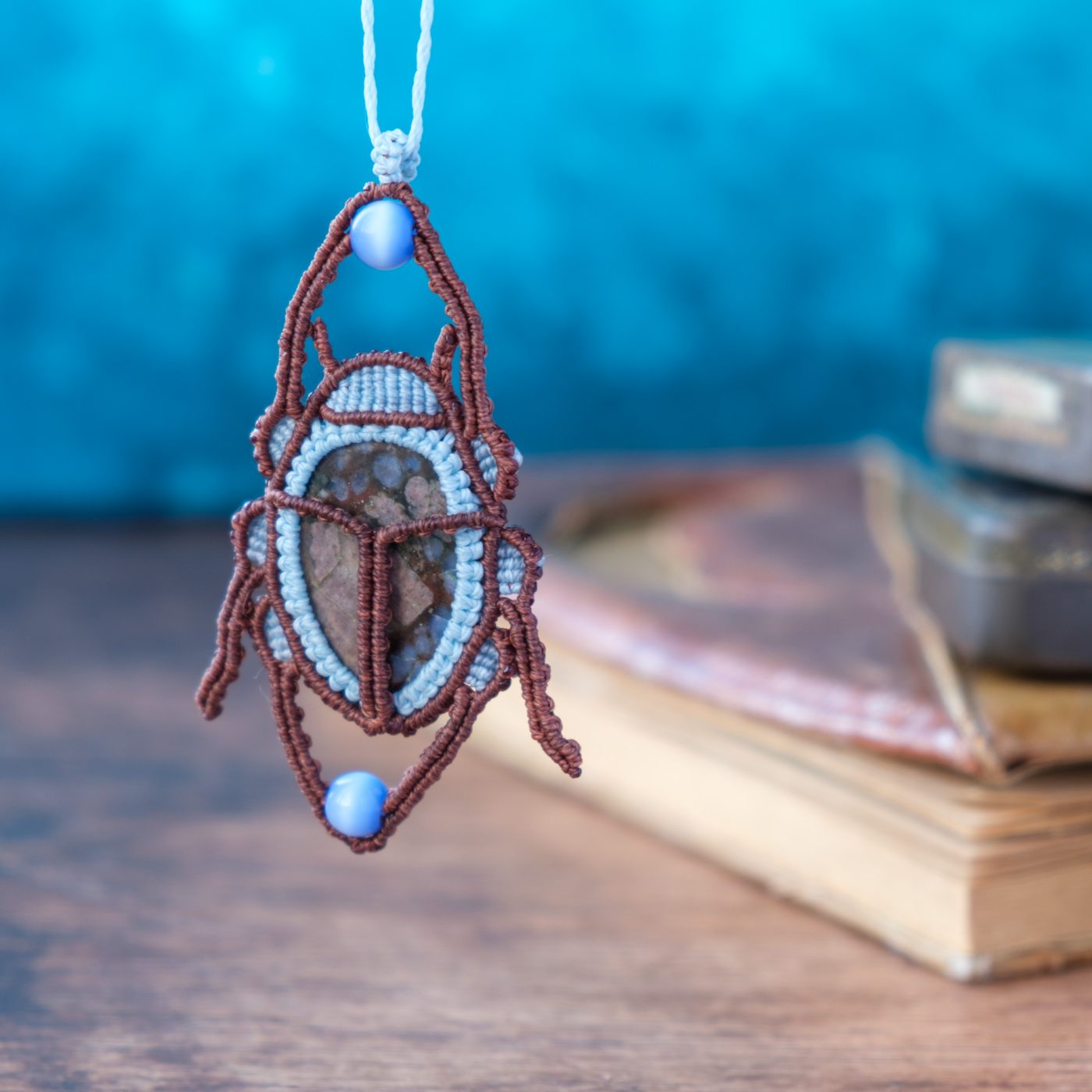 Skarabäus 'Ville' - Makramee Kettenanhänger als Skarabäus mit pinker Que Sera eingefasst Skarabäus 'Ville' - Makramee Kettenanhänger als Skarabäus mit pinker Que Sera eingefasst