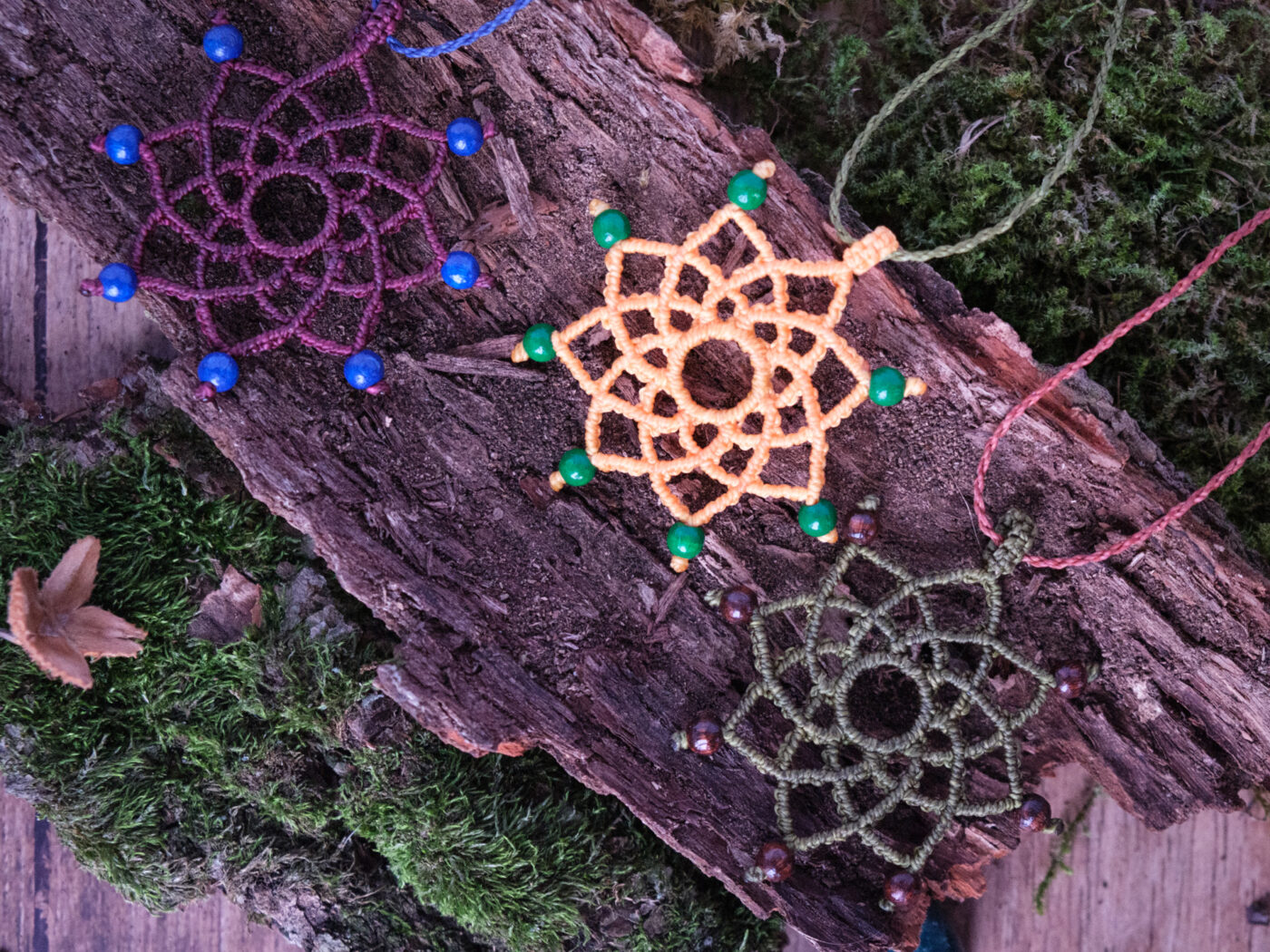 Mandala 'Lote' - Makramee Kettenanhänger als sternförmigem Mandala und Perlen an Spitzen Mandala 'Lote' - Makramee Kettenanhänger als sternförmigem Mandala und Perlen an Spitzen