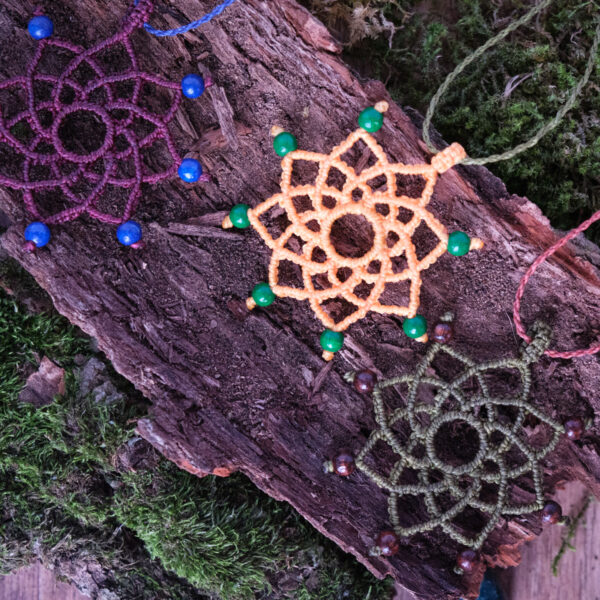 Mandala 'Lote' - Makramee Kettenanhänger als sternförmigem Mandala und Perlen an Spitzen Mandala 'Lote' - Makramee Kettenanhänger als sternförmigem Mandala und Perlen an Spitzen