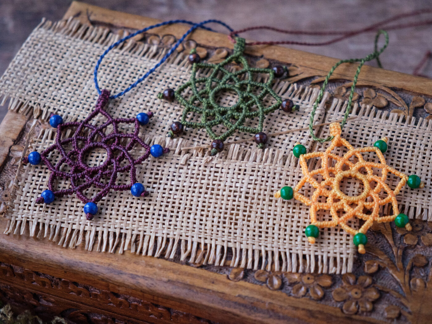 Mandala 'Lote' - Makramee Kettenanhänger als sternförmigem Mandala und Perlen an Spitzen Mandala 'Lote' - Makramee Kettenanhänger als sternförmigem Mandala und Perlen an Spitzen