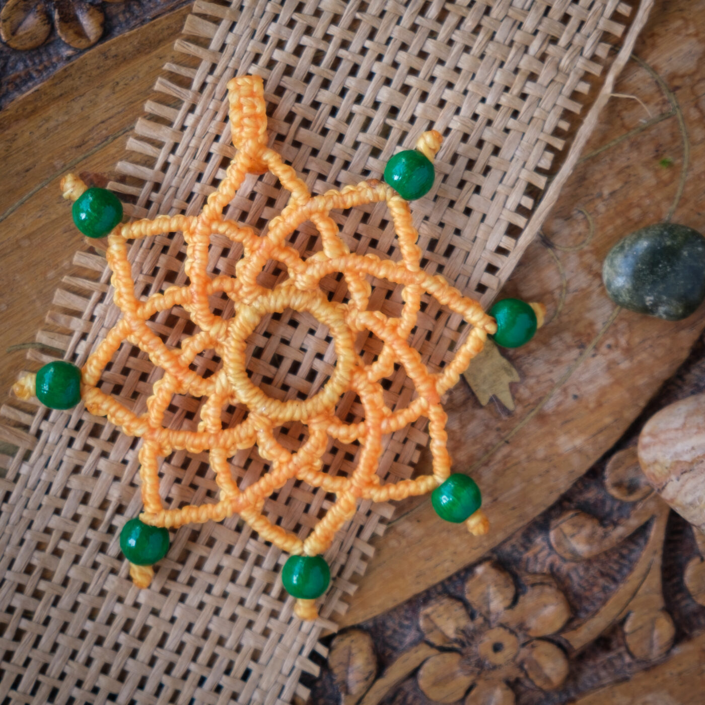 Mandala 'Lote' - Makramee Kettenanhänger als sternförmigem Mandala und Perlen an Spitzen Mandala 'Lote' - Makramee Kettenanhänger als sternförmigem Mandala und Perlen an Spitzen