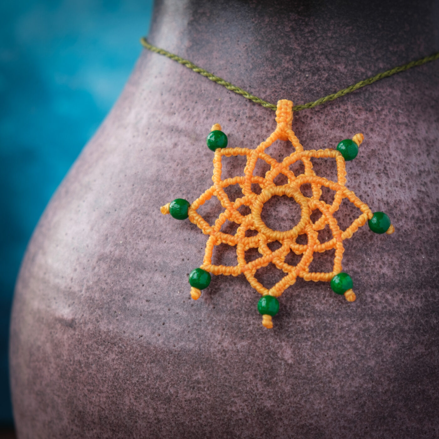 Mandala 'Lote' - Makramee Kettenanhänger als sternförmigem Mandala und Perlen an Spitzen Mandala 'Lote' - Makramee Kettenanhänger als sternförmigem Mandala und Perlen an Spitzen