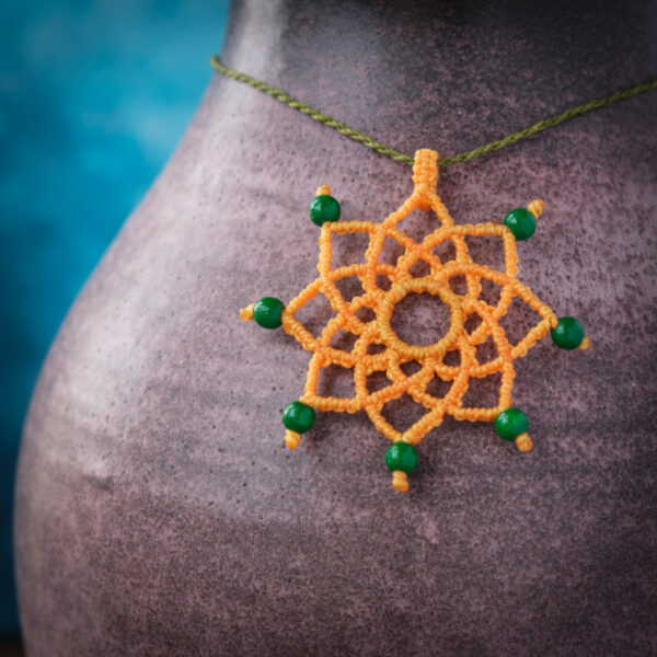 Mandala 'Lote' - Makramee Kettenanhänger als sternförmigem Mandala und Perlen an Spitzen Mandala 'Lote' - Makramee Kettenanhänger als sternförmigem Mandala und Perlen an Spitzen