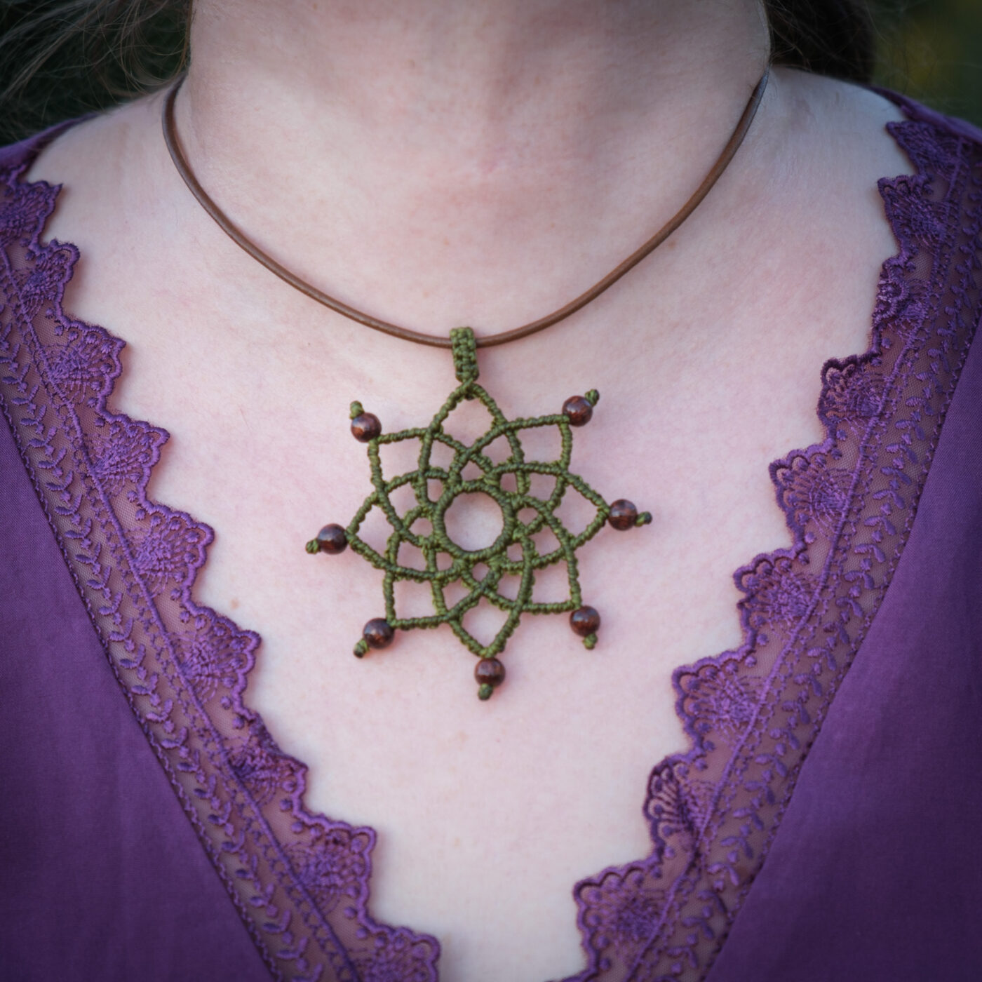 Mandala 'Lote' - Makramee Kettenanhänger als sternförmigem Mandala und Perlen an Spitzen Mandala 'Lote' - Makramee Kettenanhänger als sternförmigem Mandala und Perlen an Spitzen