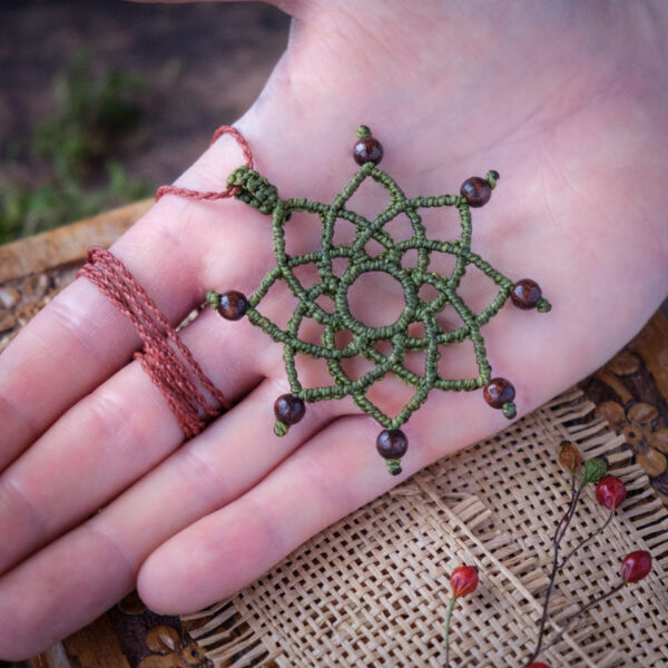 Mandala 'Lote' - Makramee Kettenanhänger als sternförmigem Mandala und Perlen an Spitzen