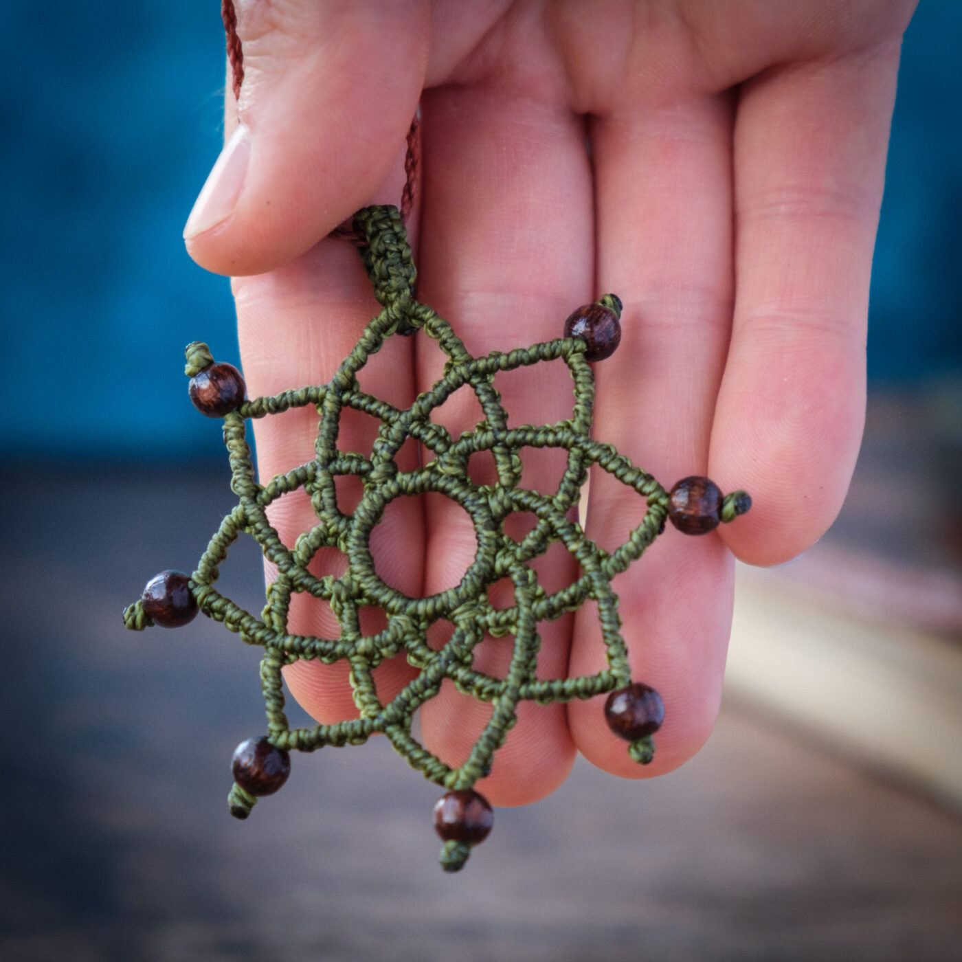 Mandala 'Lote' - Makramee Kettenanhänger als sternförmigem Mandala und Perlen an Spitzen Mandala 'Lote' - Makramee Kettenanhänger als sternförmigem Mandala und Perlen an Spitzen