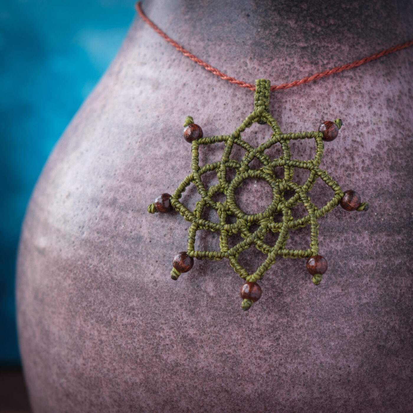 Mandala 'Lote' - Makramee Kettenanhänger als sternförmigem Mandala und Perlen an Spitzen Mandala 'Lote' - Makramee Kettenanhänger als sternförmigem Mandala und Perlen an Spitzen