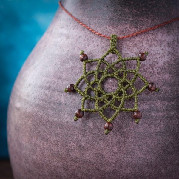 Mandala 'Lote' - Makramee Kettenanhänger als sternförmigem Mandala und Perlen an Spitzen Mandala 'Lote' - Makramee Kettenanhänger als sternförmigem Mandala und Perlen an Spitzen