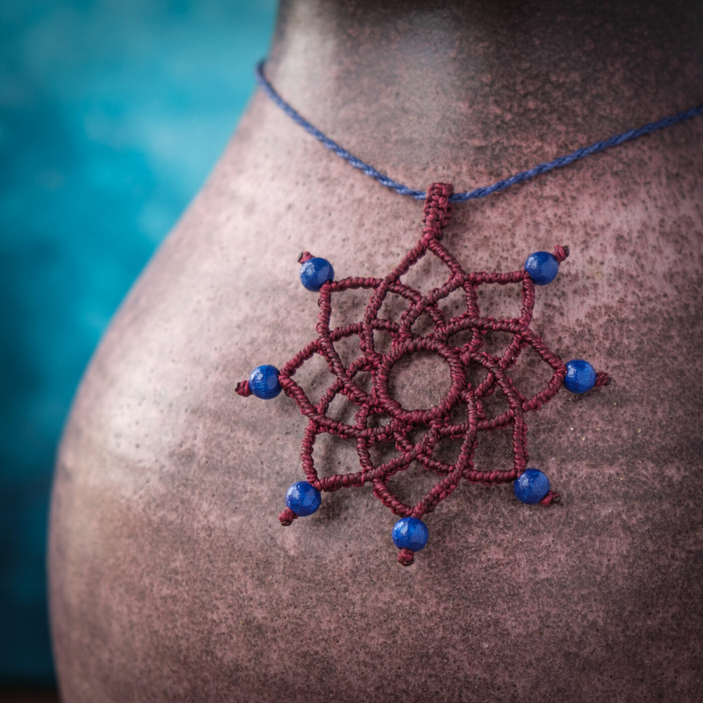 Mandala 'Lote' - Makramee Kettenanhänger als sternförmigem Mandala und Perlen an Spitzen Mandala 'Lote' - Makramee Kettenanhänger als sternförmigem Mandala und Perlen an Spitzen