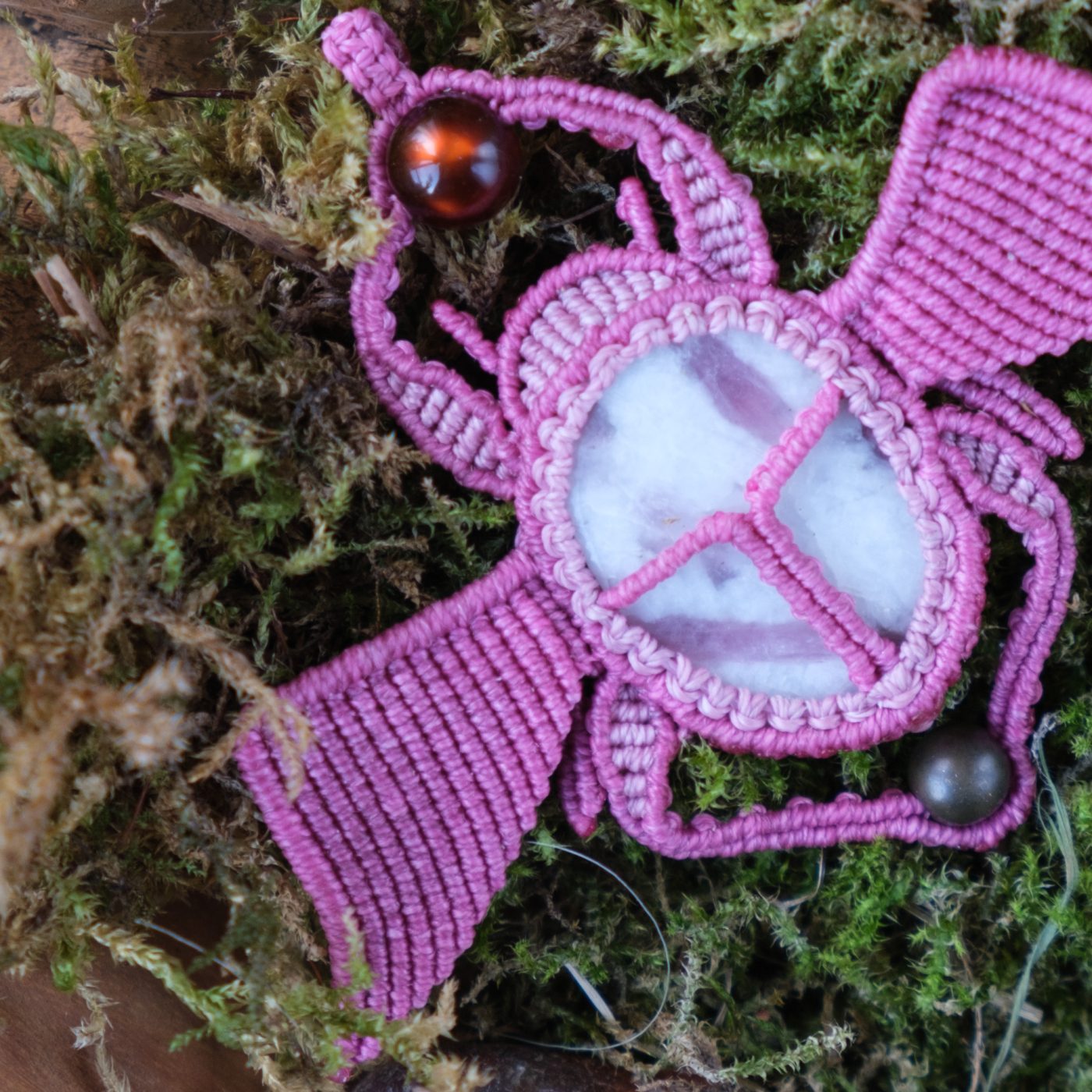 Geflügelter Skarabäus 'Ville' - Makramee Kettenanhänger in Form eines Skarabäus mit Flügeln Geflügelter Skarabäus 'Ville' - Makramee Kettenanhänger in Form eines Skarabäus mit Flügeln