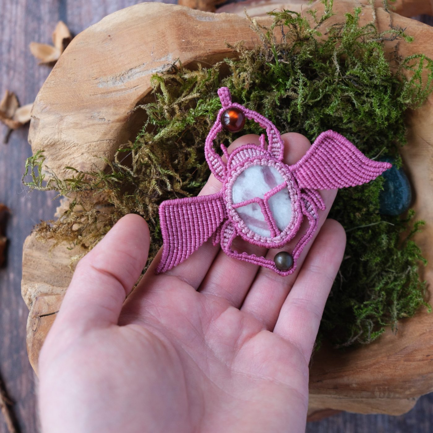 Geflügelter Skarabäus 'Ville' - Makramee Kettenanhänger in Form eines Skarabäus mit Flügeln Geflügelter Skarabäus 'Ville' - Makramee Kettenanhänger in Form eines Skarabäus mit Flügeln