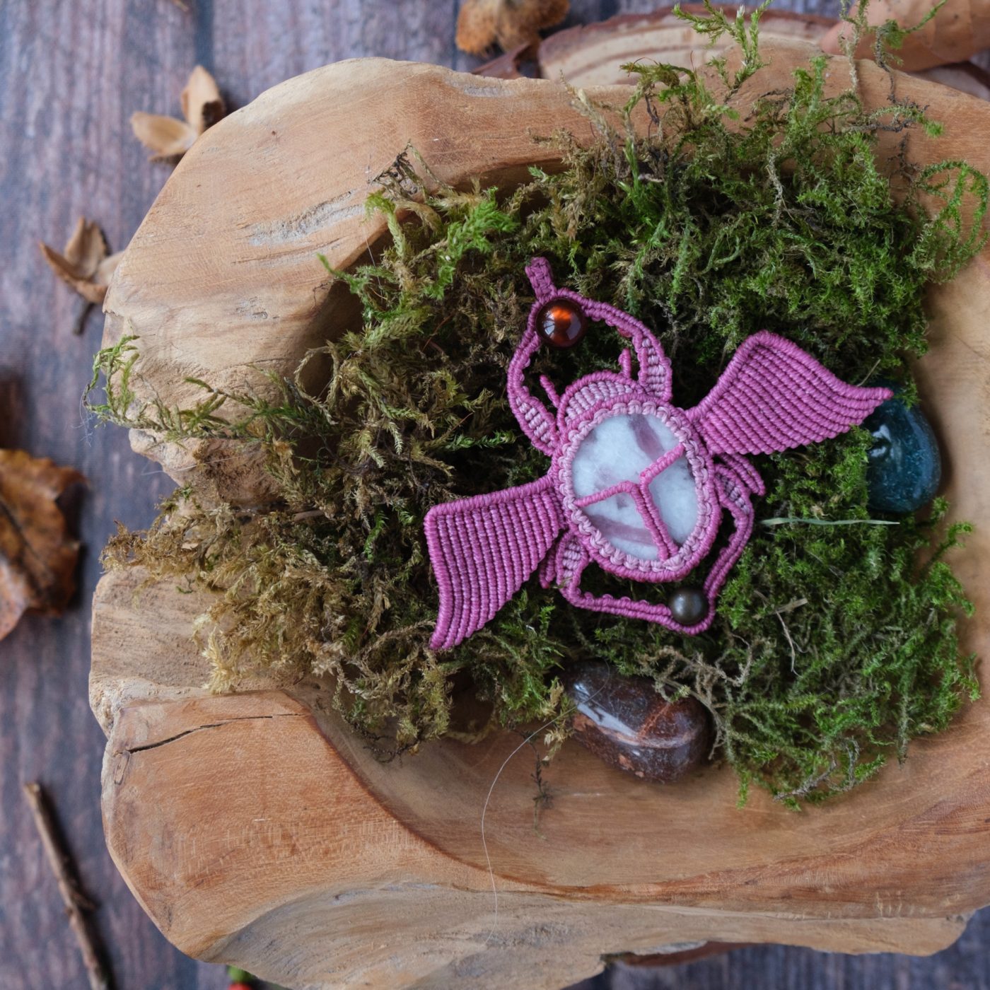 Geflügelter Skarabäus 'Ville' - Makramee Kettenanhänger in Form eines Skarabäus mit Flügeln Geflügelter Skarabäus 'Ville' - Makramee Kettenanhänger in Form eines Skarabäus mit Flügeln