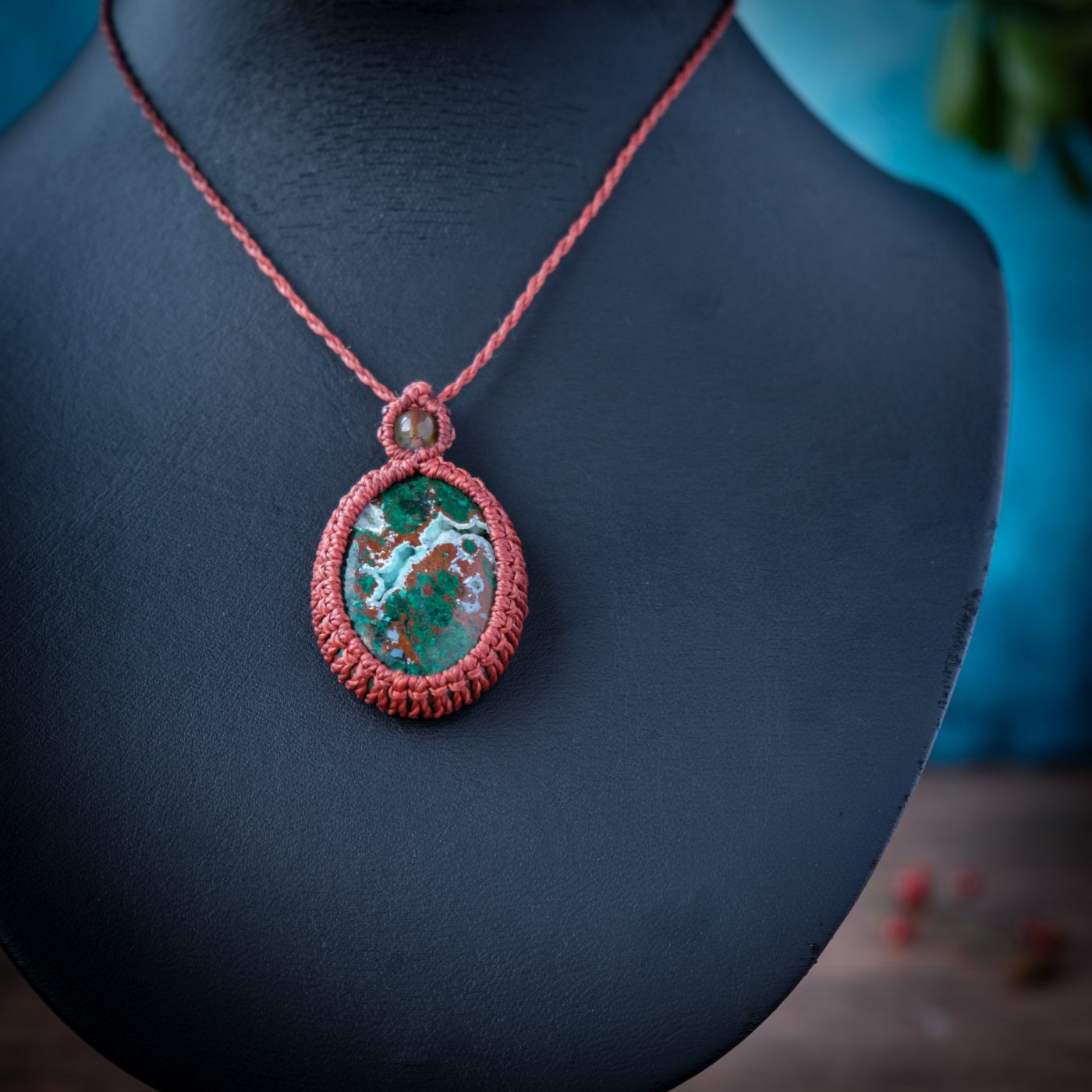 Funke 'Tint' - Makramee Kettenanhänger mit Chrysocoll Malachit eingefasst Funke 'Tint' - Makramee Kettenanhänger mit Chrysocoll Malachit eingefasst