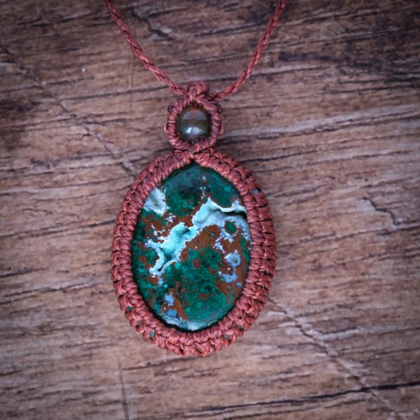 Funke 'Tint' - Makramee Kettenanhänger mit Chrysocoll Malachit eingefasst Funke 'Tint' - Makramee Kettenanhänger mit Chrysocoll Malachit eingefasst