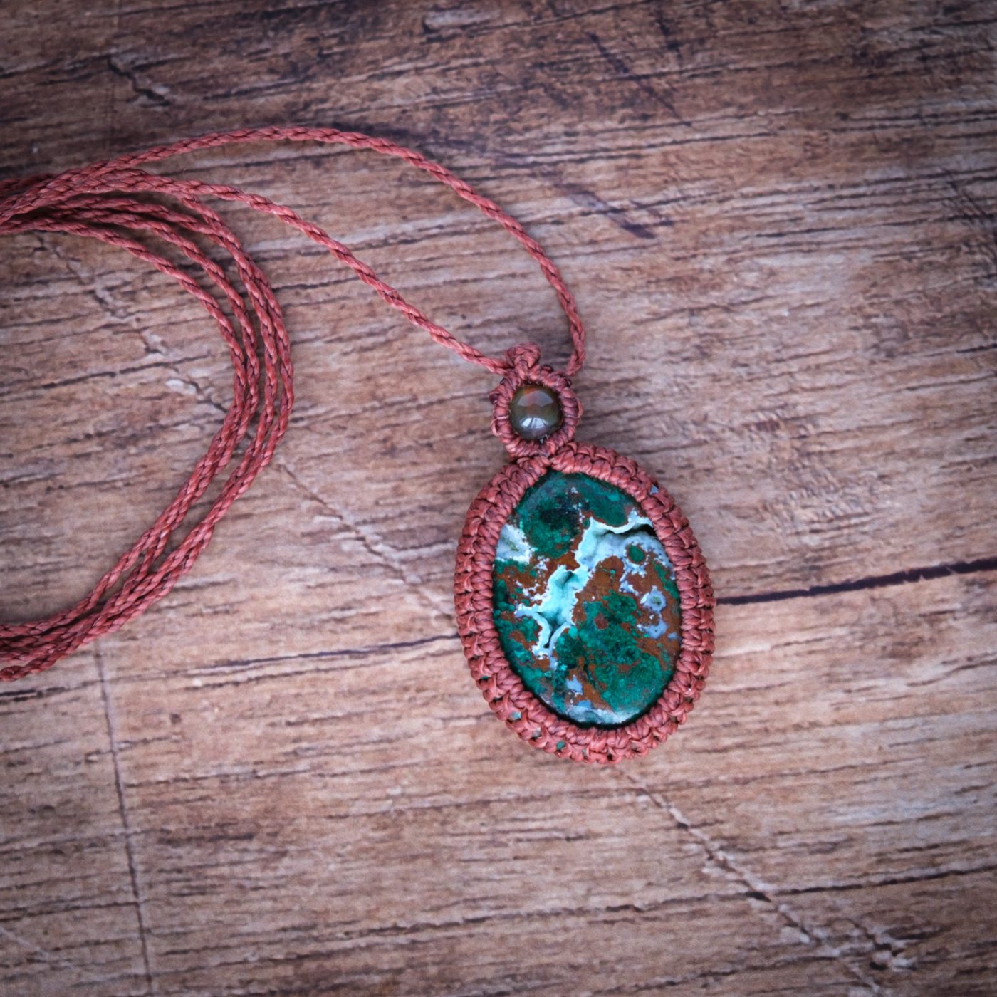 Funke 'Tint' - Makramee Kettenanhänger mit Chrysocoll Malachit eingefasst Funke 'Tint' - Makramee Kettenanhänger mit Chrysocoll Malachit eingefasst