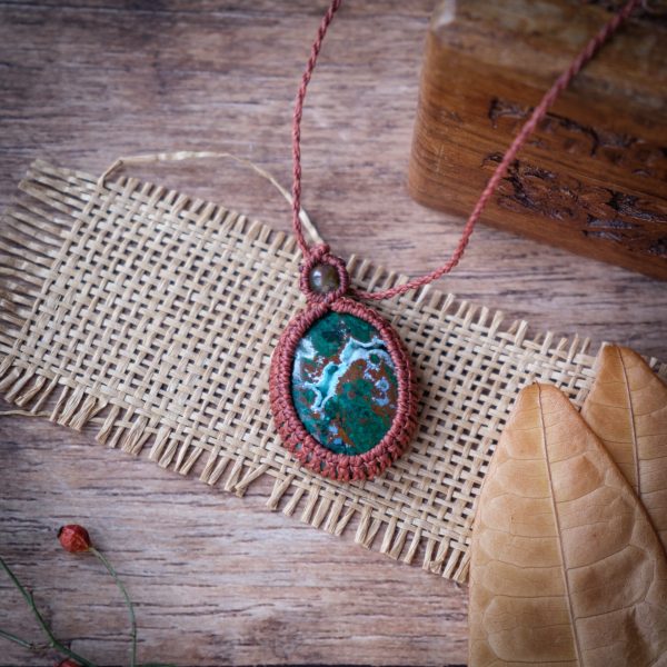 Funke 'Tint' - Makramee Kettenanhänger mit Chrysocoll Malachit eingefasst Funke 'Tint' - Makramee Kettenanhänger mit Chrysocoll Malachit eingefasst