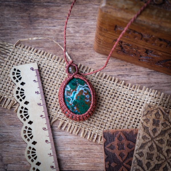 Funke 'Tint' - Makramee Kettenanhänger mit Chrysocoll Malachit eingefasst Funke 'Tint' - Makramee Kettenanhänger mit Chrysocoll Malachit eingefasst