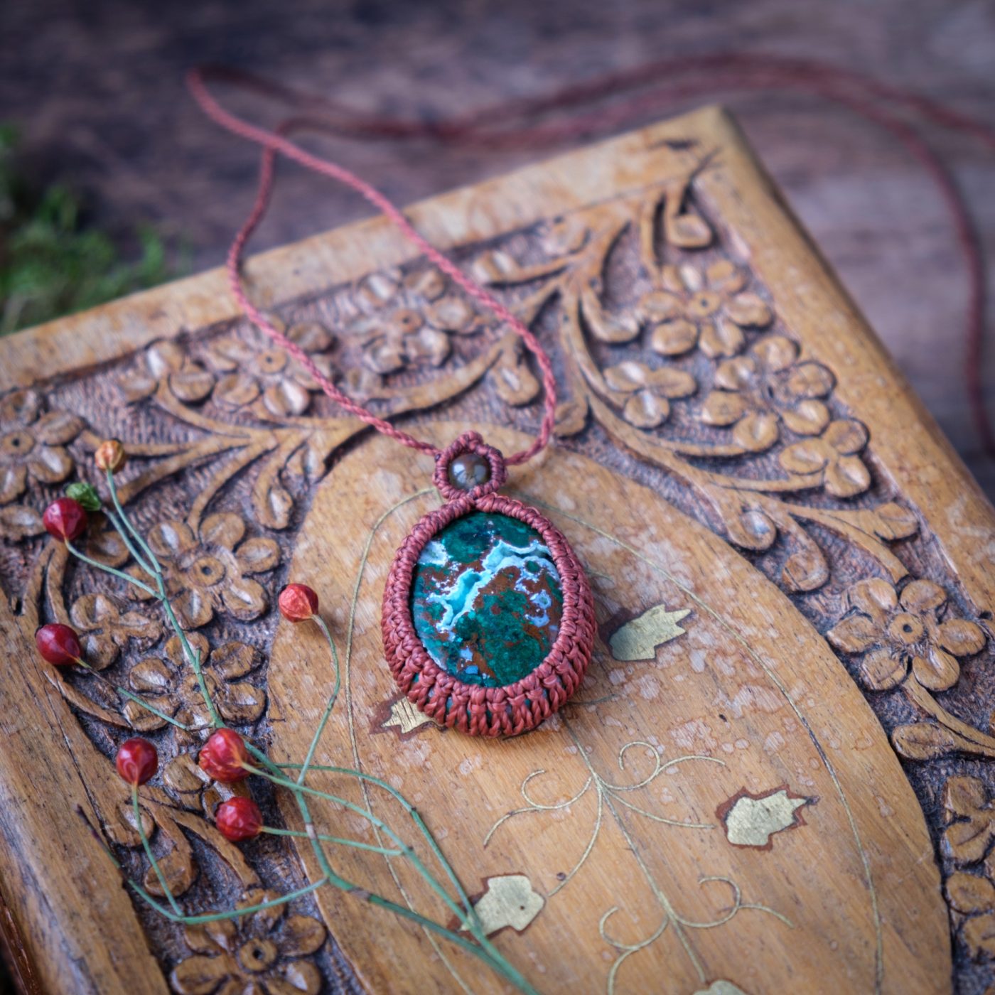 Funke 'Tint' - Makramee Kettenanhänger mit Chrysocoll Malachit eingefasst Funke 'Tint' - Makramee Kettenanhänger mit Chrysocoll Malachit eingefasst