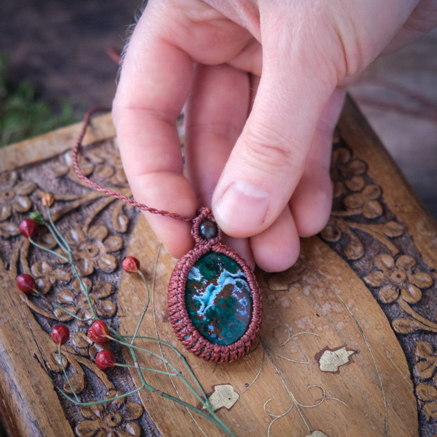 Funke 'Tint' - Makramee Kettenanhänger mit Chrysocoll Malachit eingefasst Funke 'Tint' - Makramee Kettenanhänger mit Chrysocoll Malachit eingefasst