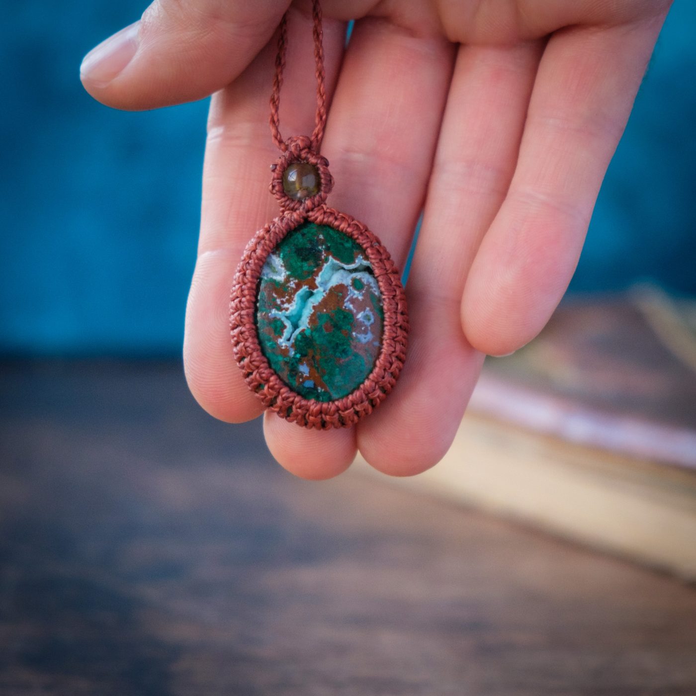 Funke 'Tint' - Makramee Kettenanhänger mit Chrysocoll Malachit eingefasst Funke 'Tint' - Makramee Kettenanhänger mit Chrysocoll Malachit eingefasst