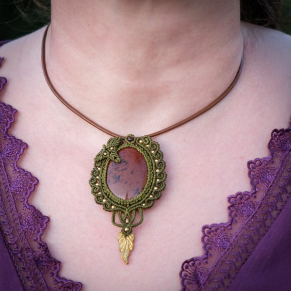 Elbenfporte 'Ellir' - Makramee Kettenanhänger mit Mahagoni Obsidian eingefasst mit Blattwerk und verspieltem Muster Elbenfporte 'Ellir' - Makramee Kettenanhänger mit Mahagoni Obsidian eingefasst mit Blattwerk und verspieltem Muster