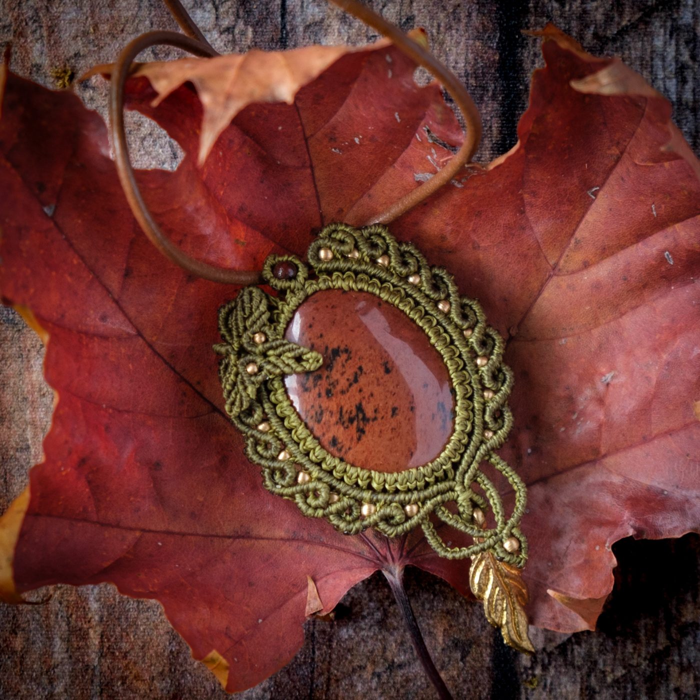 Elbenfporte 'Ellir' - Makramee Kettenanhänger mit Mahagoni Obsidian eingefasst mit Blattwerk und verspieltem Muster Elbenfporte 'Ellir' - Makramee Kettenanhänger mit Mahagoni Obsidian eingefasst mit Blattwerk und verspieltem Muster