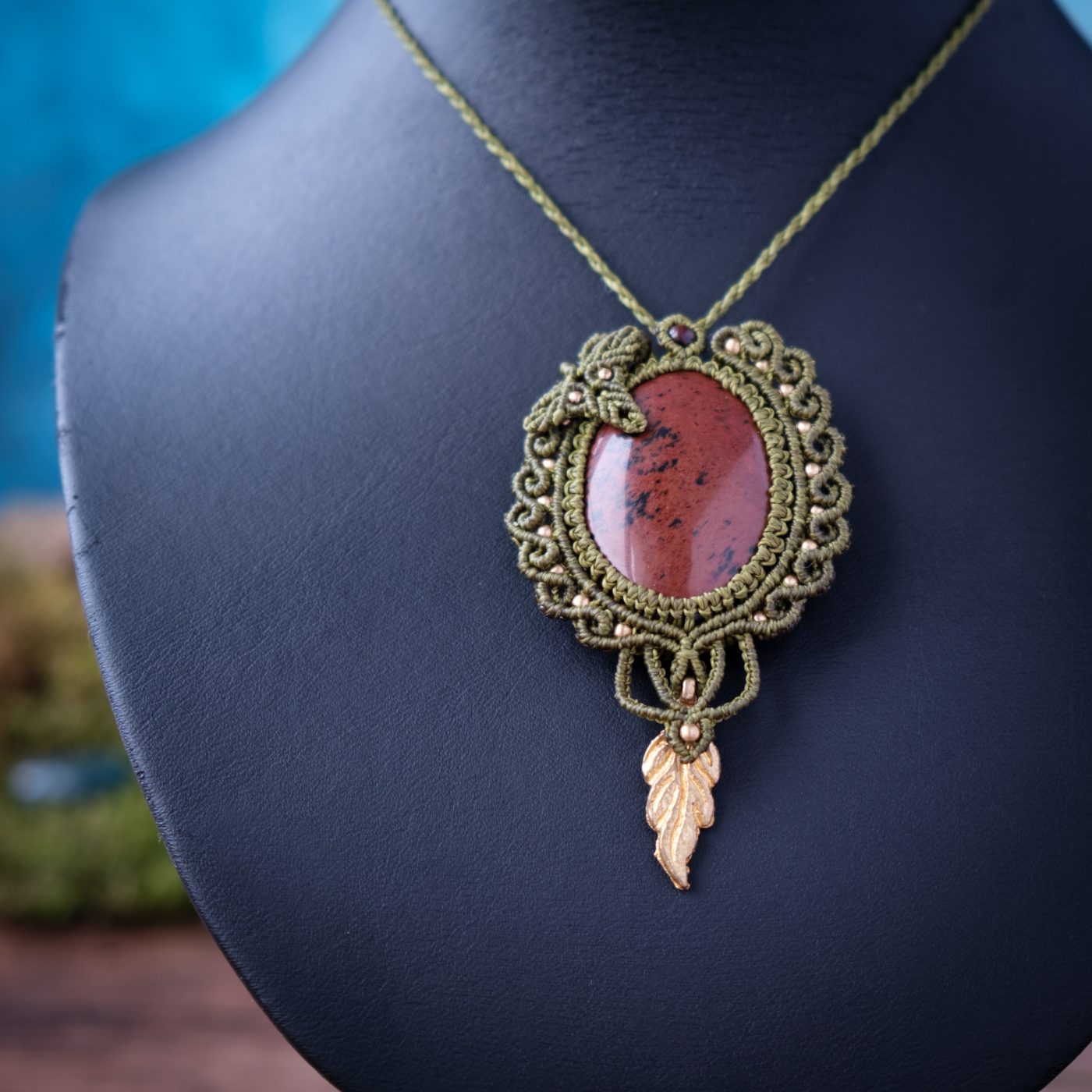 Elbenfporte 'Ellir' - Makramee Kettenanhänger mit Mahagoni Obsidian eingefasst mit Blattwerk und verspieltem Muster Elbenfporte 'Ellir' - Makramee Kettenanhänger mit Mahagoni Obsidian eingefasst mit Blattwerk und verspieltem Muster