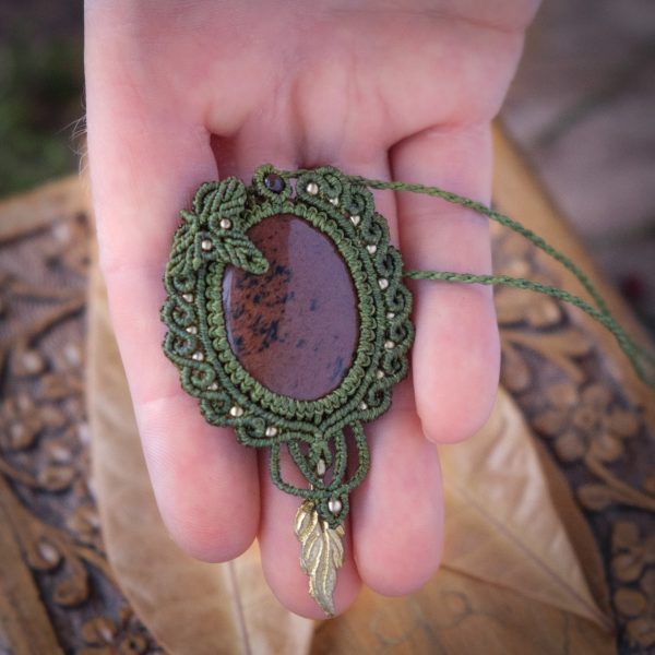 Elbenfporte 'Ellir' - Makramee Kettenanhänger mit Mahagoni Obsidian eingefasst mit Blattwerk und verspieltem Muster Elbenfporte 'Ellir' - Makramee Kettenanhänger mit Mahagoni Obsidian eingefasst mit Blattwerk und verspieltem Muster