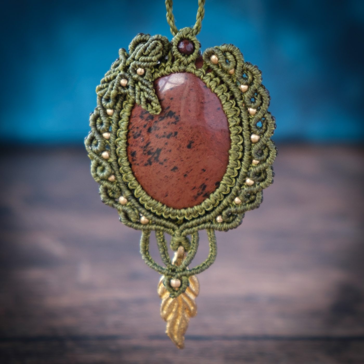 Elbenfporte 'Ellir' - Makramee Kettenanhänger mit Mahagoni Obsidian eingefasst mit Blattwerk und verspieltem Muster Elbenfporte 'Ellir' - Makramee Kettenanhänger mit Mahagoni Obsidian eingefasst mit Blattwerk und verspieltem Muster