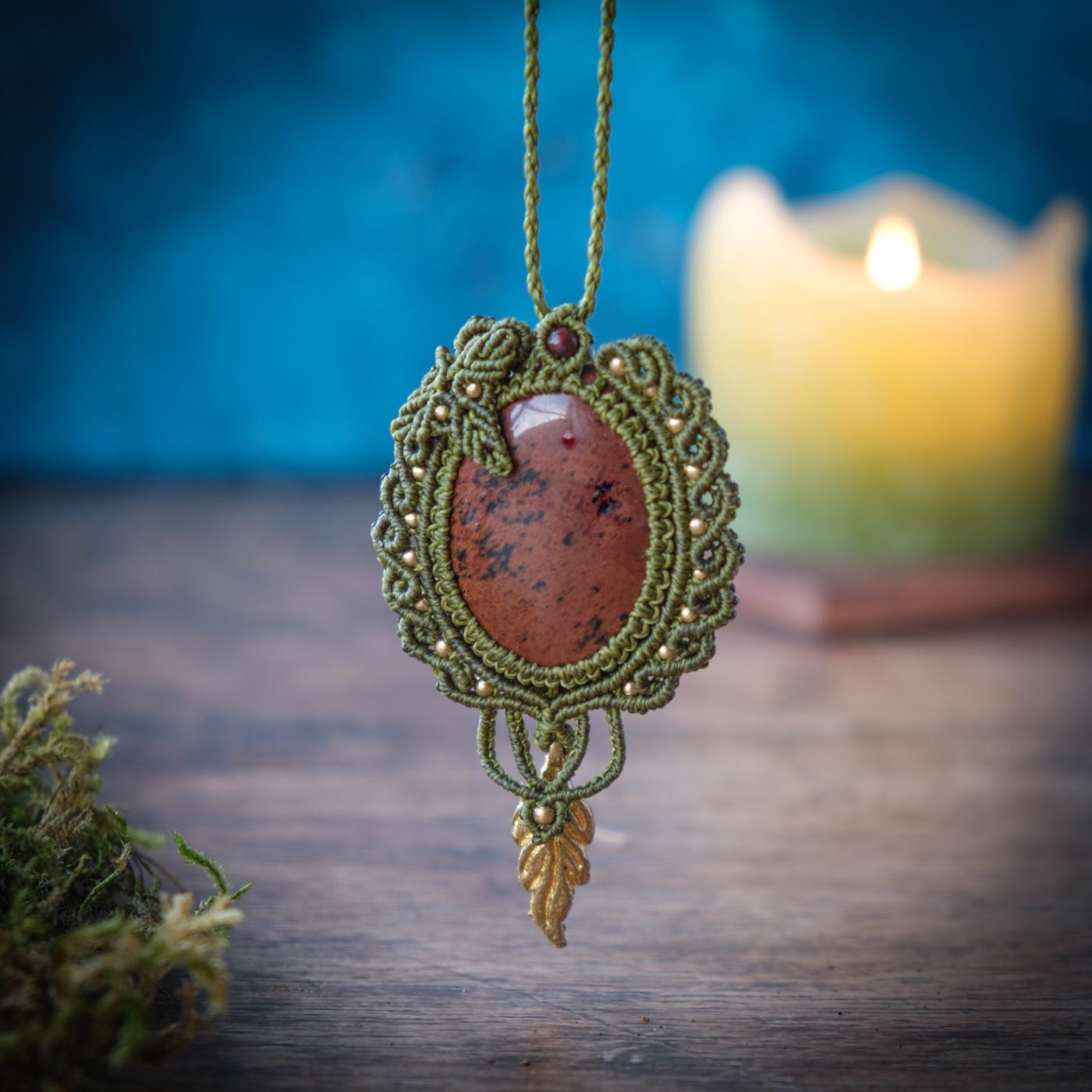 Elbenfporte 'Ellir' - Makramee Kettenanhänger mit Mahagoni Obsidian eingefasst mit Blattwerk und verspieltem Muster Elbenfporte 'Ellir' - Makramee Kettenanhänger mit Mahagoni Obsidian eingefasst mit Blattwerk und verspieltem Muster