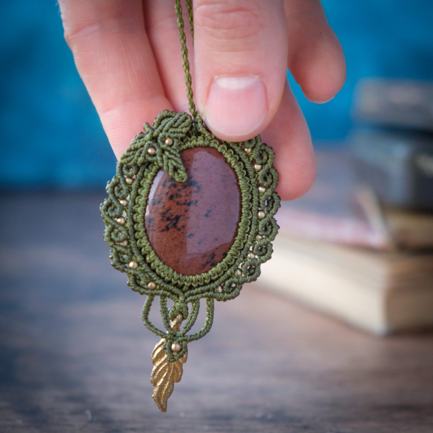 Elbenfporte 'Ellir' - Makramee Kettenanhänger mit Mahagoni Obsidian eingefasst mit Blattwerk und verspieltem Muster Elbenfporte 'Ellir' - Makramee Kettenanhänger mit Mahagoni Obsidian eingefasst mit Blattwerk und verspieltem Muster