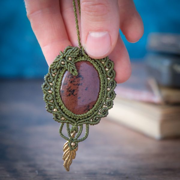 Elbenfporte 'Ellir' - Makramee Kettenanhänger mit Mahagoni Obsidian eingefasst mit Blattwerk und verspieltem Muster Elbenfporte 'Ellir' - Makramee Kettenanhänger mit Mahagoni Obsidian eingefasst mit Blattwerk und verspieltem Muster