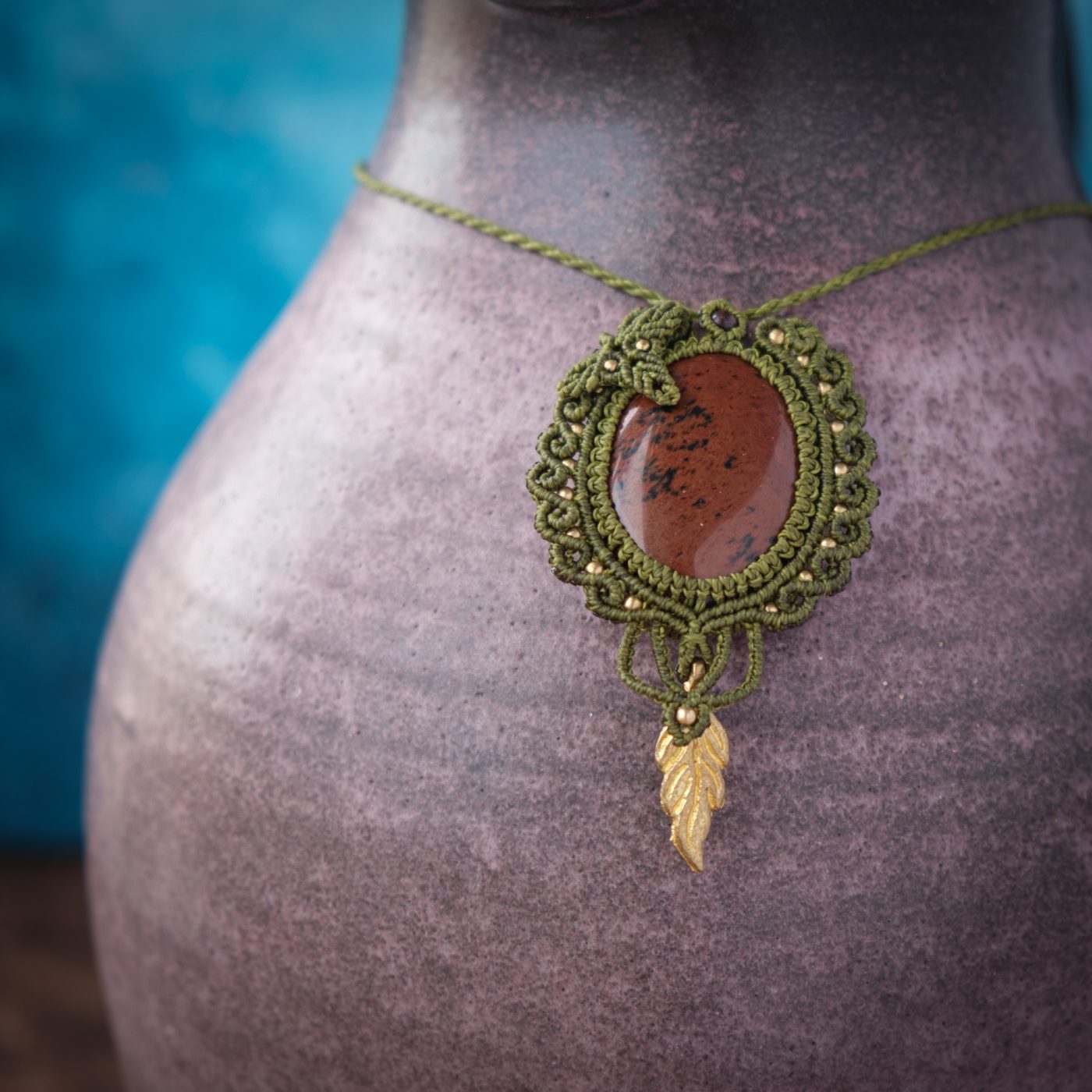 Elbenfporte 'Ellir' - Makramee Kettenanhänger mit Mahagoni Obsidian eingefasst mit Blattwerk und verspieltem Muster Elbenfporte 'Ellir' - Makramee Kettenanhänger mit Mahagoni Obsidian eingefasst mit Blattwerk und verspieltem Muster