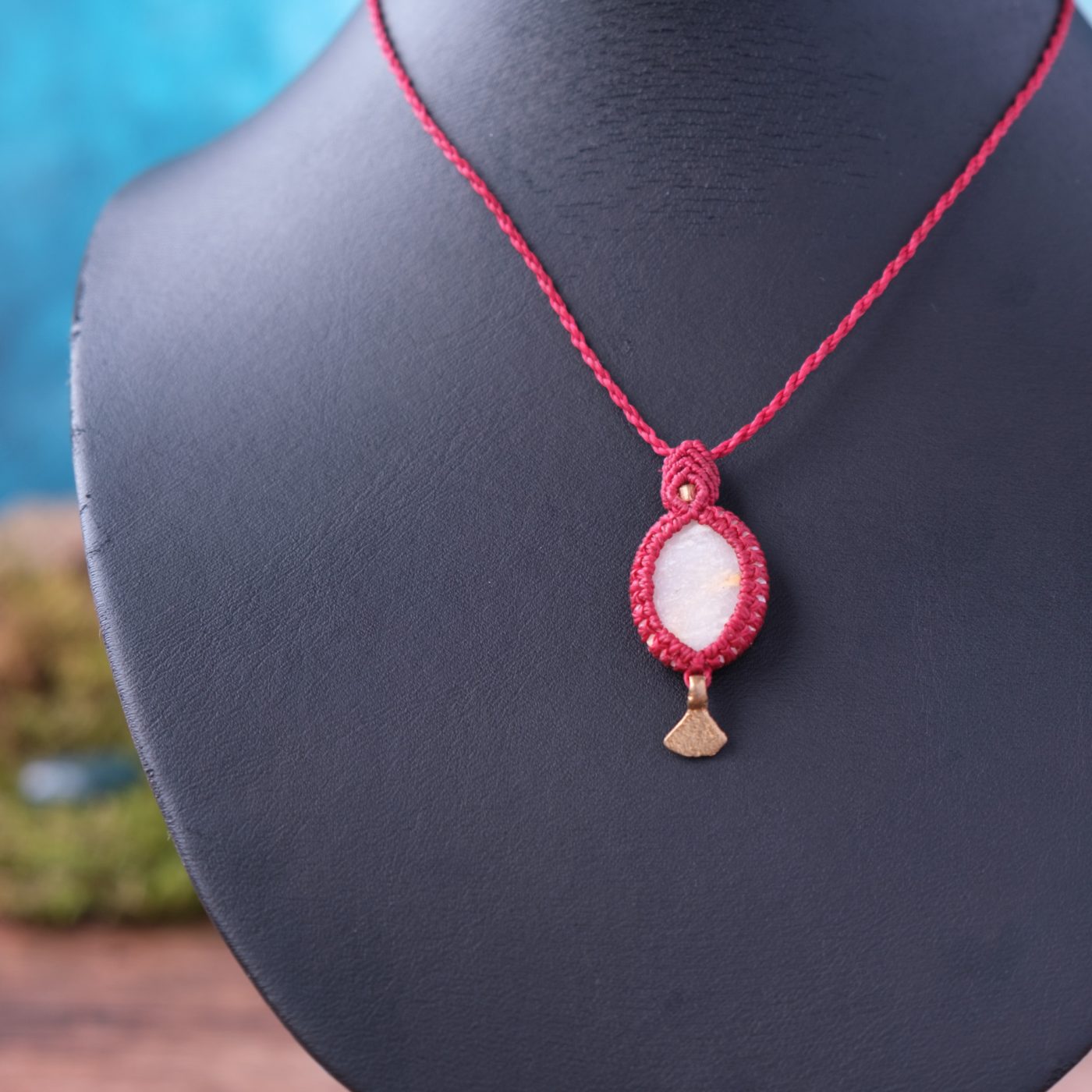 Tropfen 'Limig' - Makramee Kettenanhänger mit Naturstein in fantasievoller Formgebung umschlossen Tropfen 'Limig' - Makramee Kettenanhänger mit Naturstein in fantasievoller Formgebung umschlossen