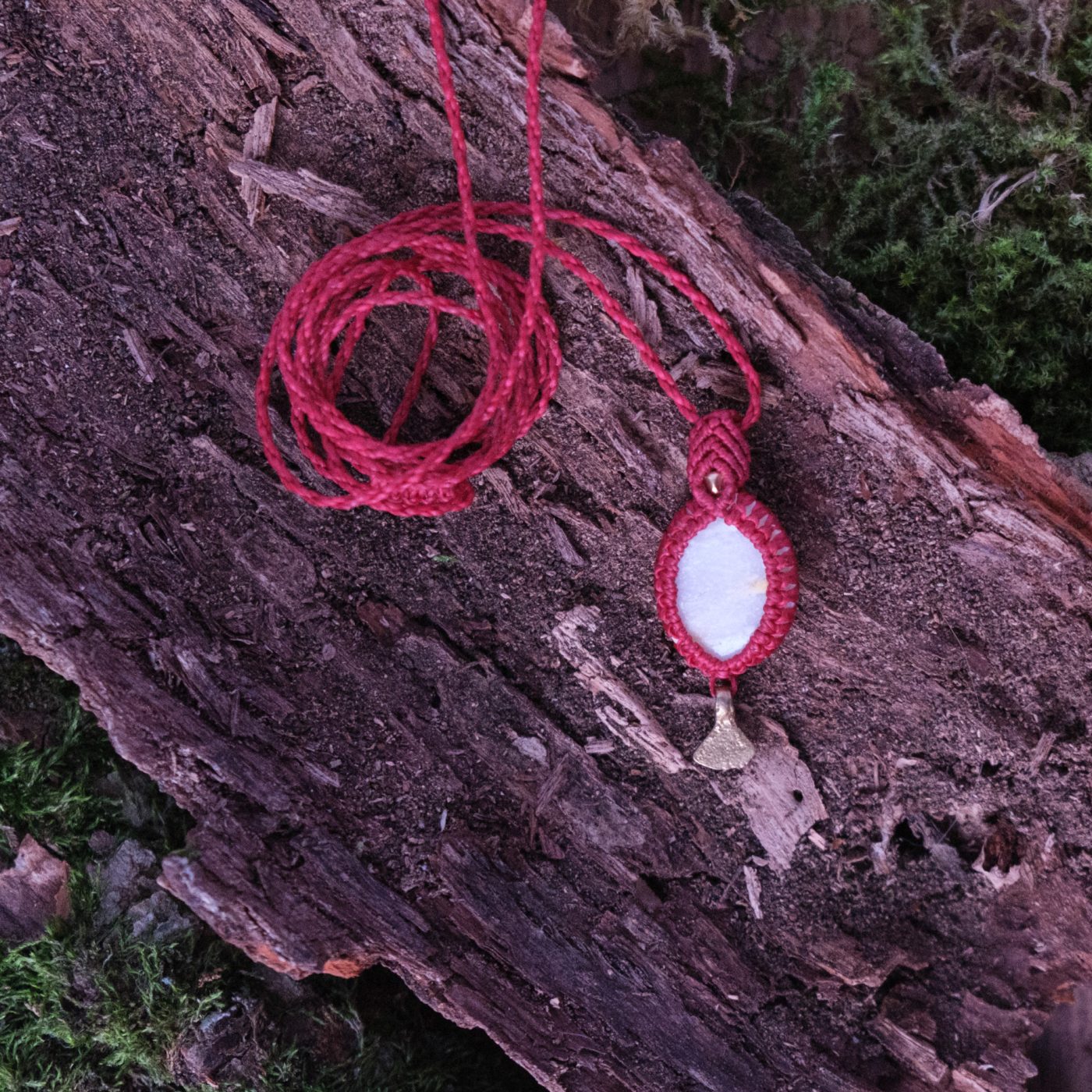 Tropfen 'Limig' - Makramee Kettenanhänger mit Naturstein in fantasievoller Formgebung umschlossen Tropfen 'Limig' - Makramee Kettenanhänger mit Naturstein in fantasievoller Formgebung umschlossen