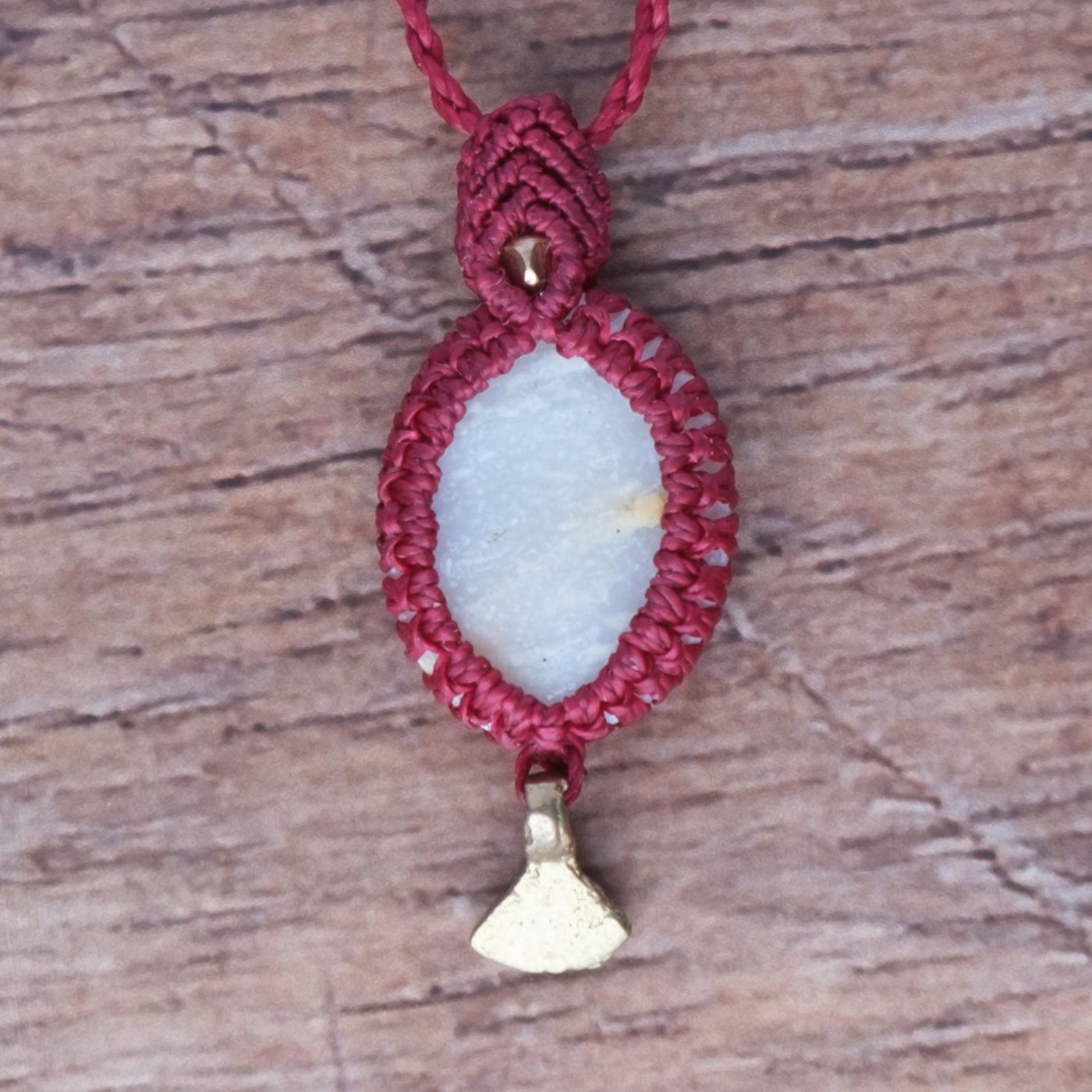 Tropfen 'Limig' - Makramee Kettenanhänger mit Naturstein in fantasievoller Formgebung umschlossen Tropfen 'Limig' - Makramee Kettenanhänger mit Naturstein in fantasievoller Formgebung umschlossen