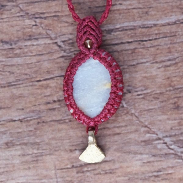 Tropfen 'Limig' - Makramee Kettenanhänger mit Naturstein in fantasievoller Formgebung umschlossen Tropfen 'Limig' - Makramee Kettenanhänger mit Naturstein in fantasievoller Formgebung umschlossen