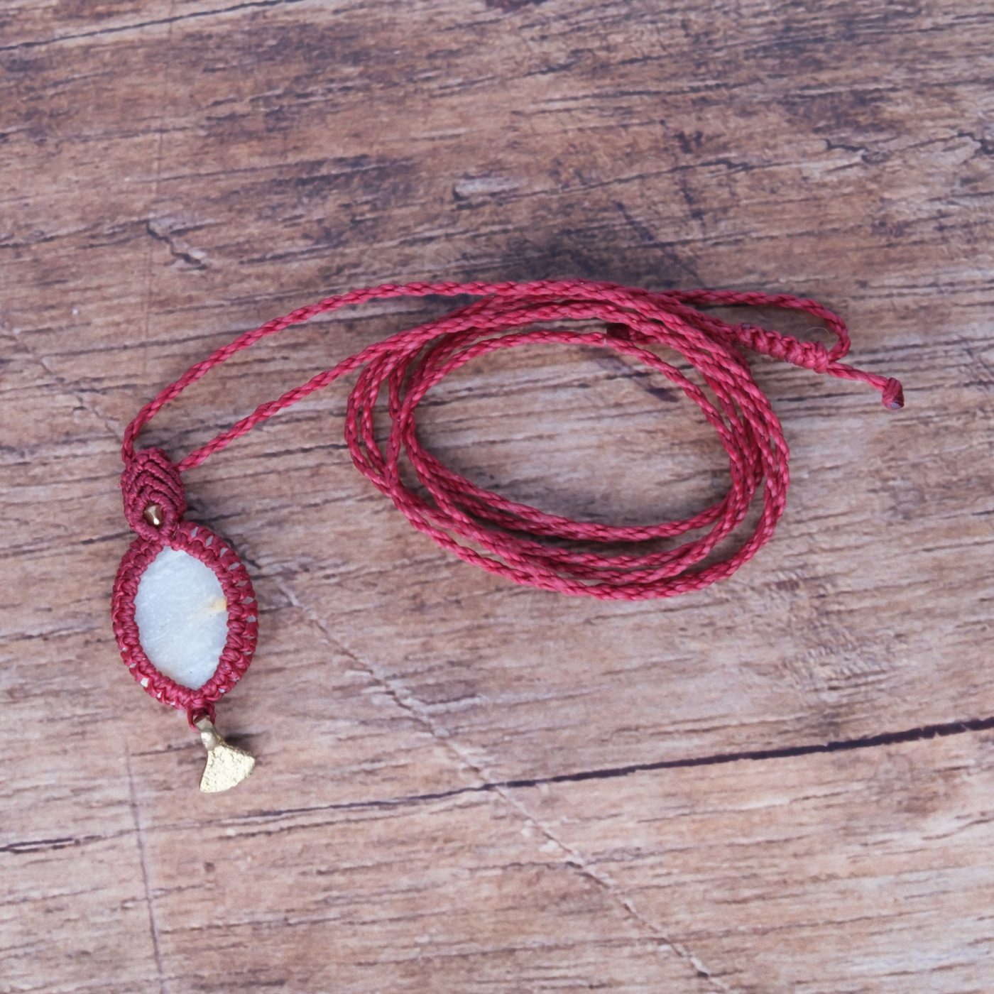 Tropfen 'Limig' - Makramee Kettenanhänger mit Naturstein in fantasievoller Formgebung umschlossen Tropfen 'Limig' - Makramee Kettenanhänger mit Naturstein in fantasievoller Formgebung umschlossen