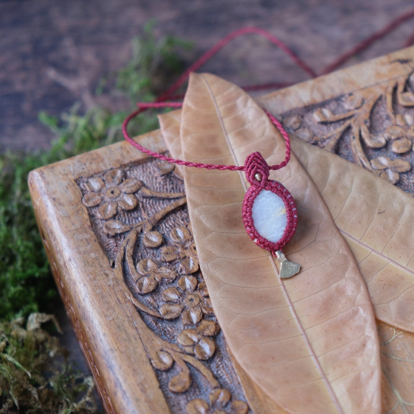 Tropfen 'Limig' - Makramee Kettenanhänger mit Naturstein in fantasievoller Formgebung umschlossen Tropfen 'Limig' - Makramee Kettenanhänger mit Naturstein in fantasievoller Formgebung umschlossen