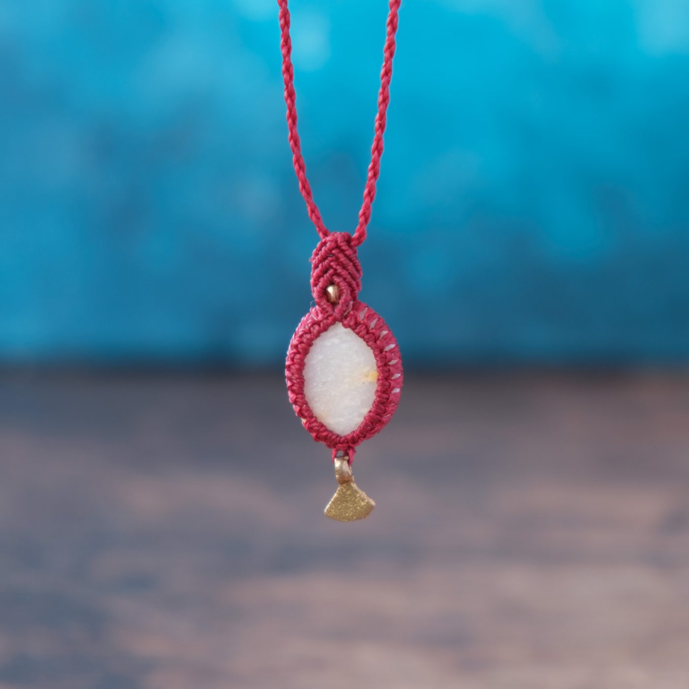 Tropfen 'Limig' - Makramee Kettenanhänger mit Naturstein in fantasievoller Formgebung umschlossen Tropfen 'Limig' - Makramee Kettenanhänger mit Naturstein in fantasievoller Formgebung umschlossen