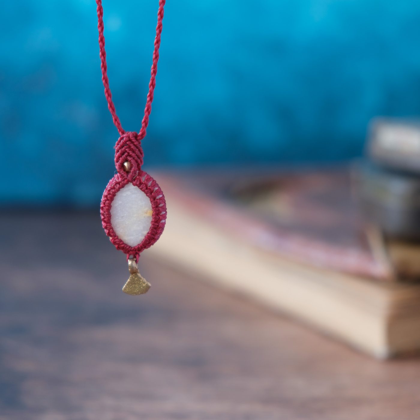 Tropfen 'Limig' - Makramee Kettenanhänger mit Naturstein in fantasievoller Formgebung umschlossen Tropfen 'Limig' - Makramee Kettenanhänger mit Naturstein in fantasievoller Formgebung umschlossen