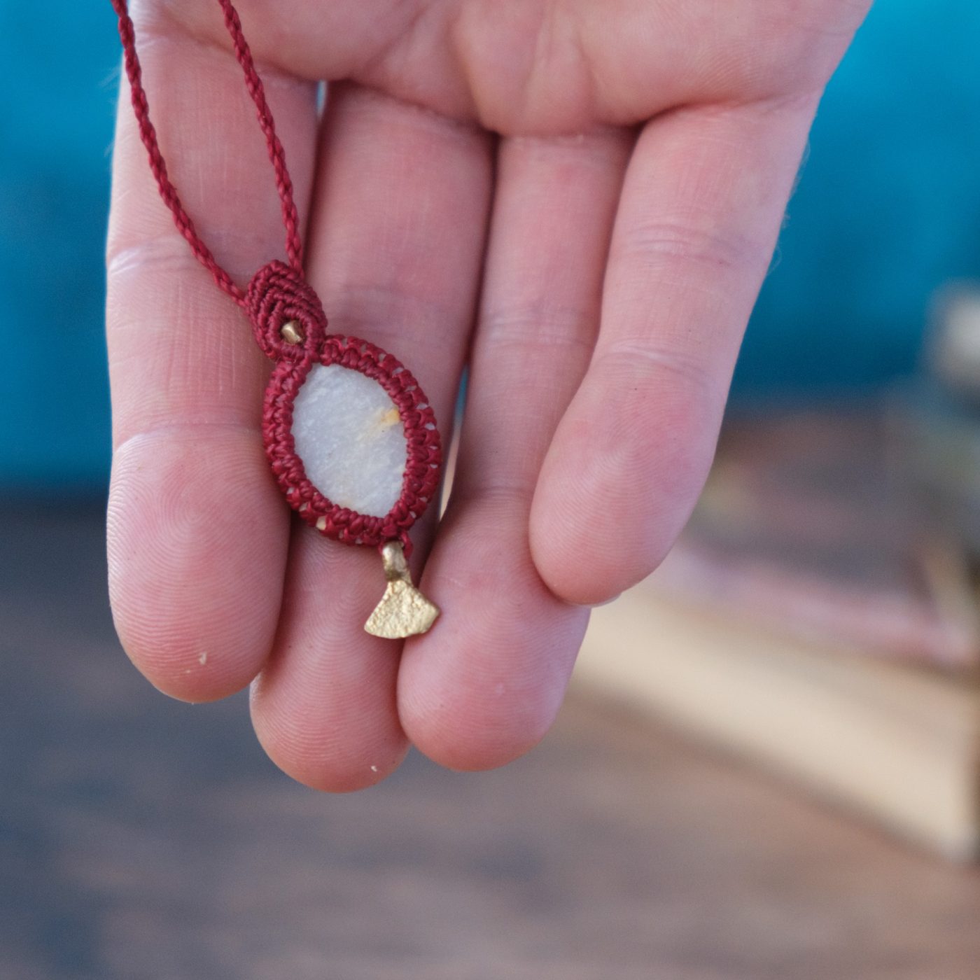 Tropfen 'Limig' - Makramee Kettenanhänger mit Naturstein in fantasievoller Formgebung umschlossen Tropfen 'Limig' - Makramee Kettenanhänger mit Naturstein in fantasievoller Formgebung umschlossen