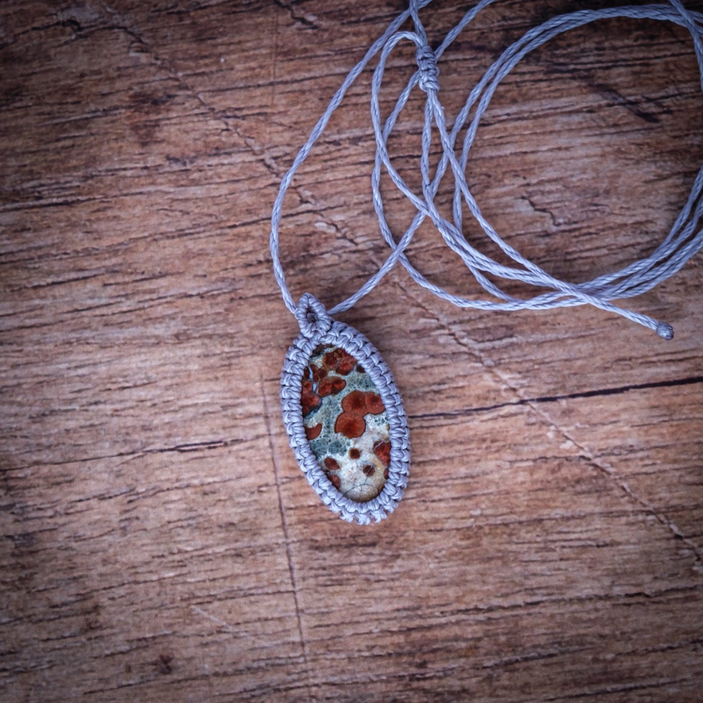 Funke 'Tint' - Makramee Kettenanhänger mit Obsidian Peanut eingefasst Funke 'Tint' - Makramee Kettenanhänger mit Obsidian Peanut eingefasst