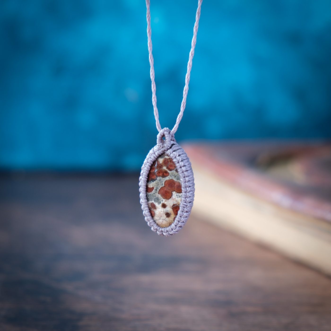 Funke 'Tint' - Makramee Kettenanhänger mit Obsidian Peanut eingefasst Funke 'Tint' - Makramee Kettenanhänger mit Obsidian Peanut eingefasst