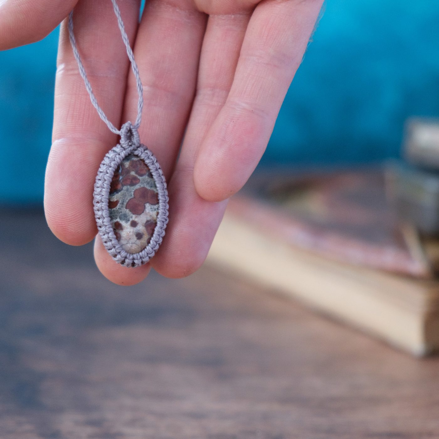 Funke 'Tint' - Makramee Kettenanhänger mit Obsidian Peanut eingefasst Funke 'Tint' - Makramee Kettenanhänger mit Obsidian Peanut eingefasst